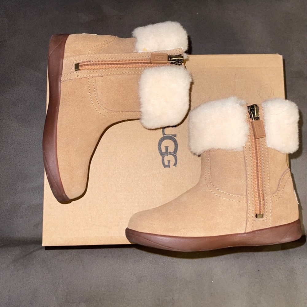 Ugg boots toddler girls Sz 8